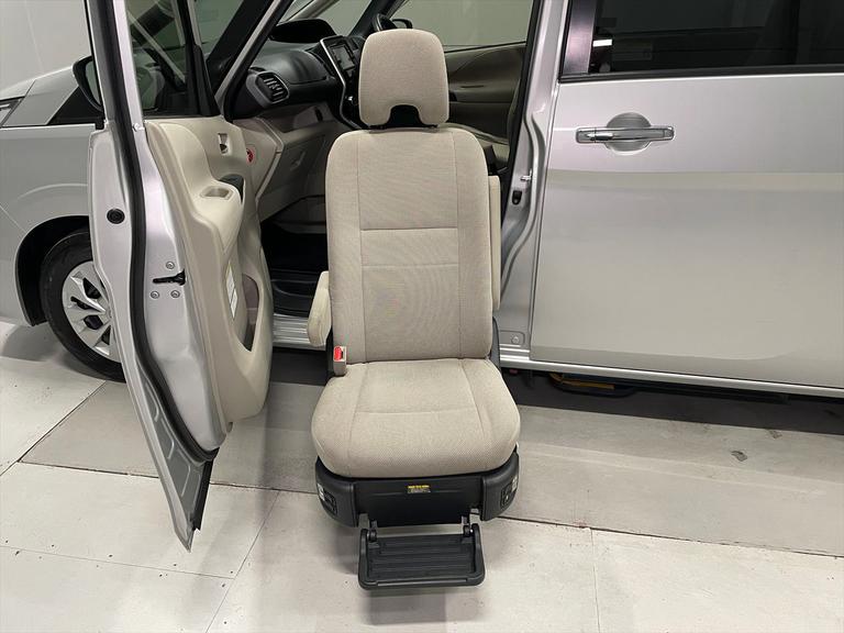 福祉車両の代車も豊富にご用意しています。車椅子のまま乗れる車や、車いす複数対応車もございますので、お気軽にご相談ください。