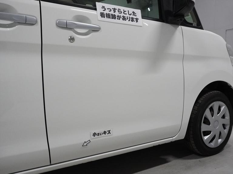 うっすらとした看板跡、小さいキズがあります