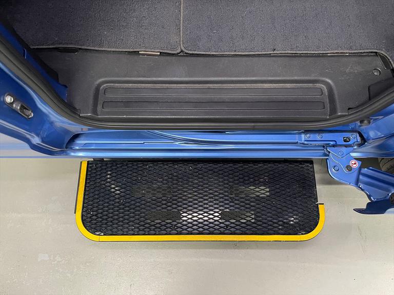 資格保有者が多数在籍。お客様の声にじっくり耳を傾け、車いすの形状や体格に合ったご提案をします。介護タクシーやデイサービスなど事業用車両のご相談も、たすかるにお任せ！