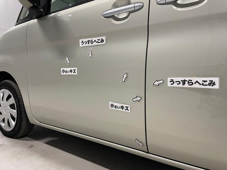 うっすらへこみが数カ所、小さいキズが数カ所あります