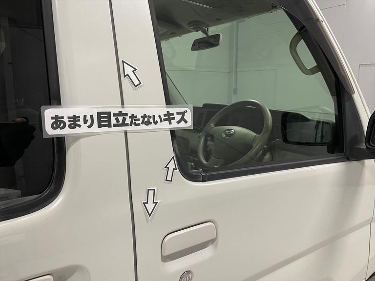 あまり目立たないキズが数箇所あります