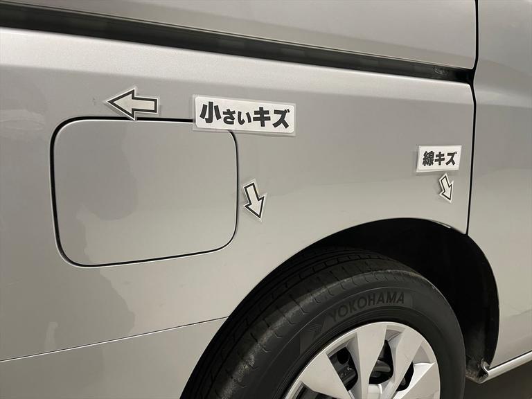 小さいキズが数カ所、線キズがあります