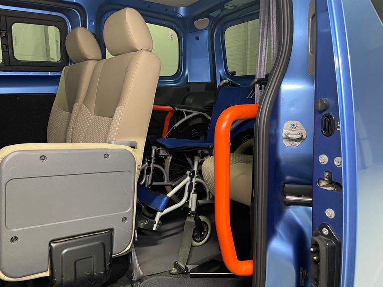 清掃に妥協なし。架装装置も分解し清掃・点検を実施。介護車両の車いす固定装置まで美しく整備しお届けします。