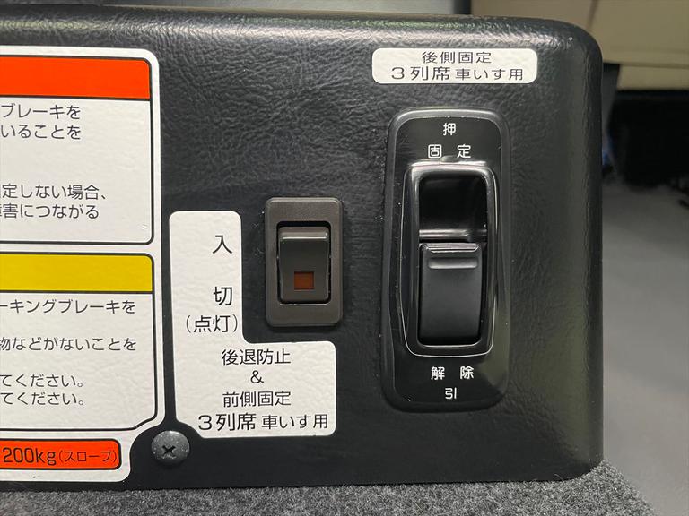 販売後も安心を。福祉装置の取扱・操作方法講習会や、介護タクシー・デイサービス法人様向け安全運転講習会を実施。車椅子のまま乗れる車の安全利用をサポートします。