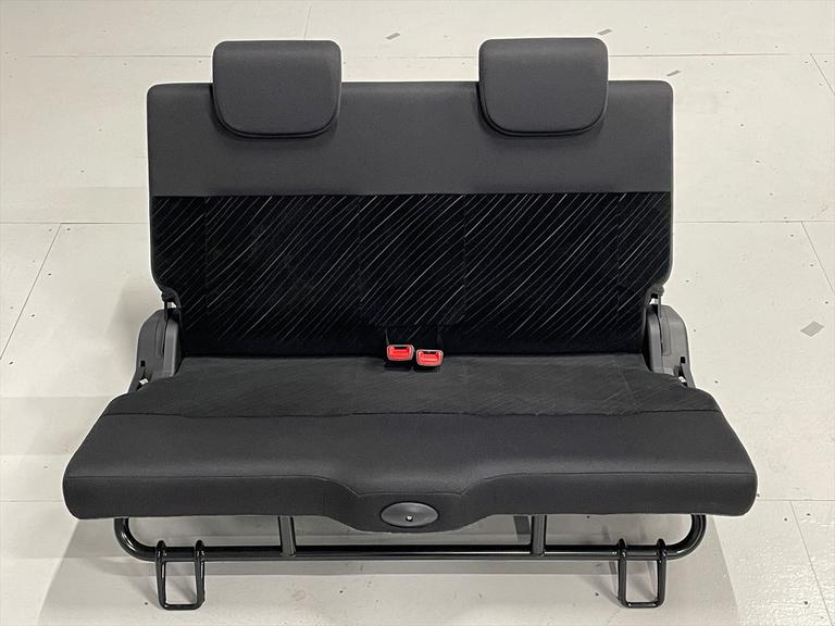 二列目シートは脱着可能です。脱着すると車イスの方の足元が広くなります。