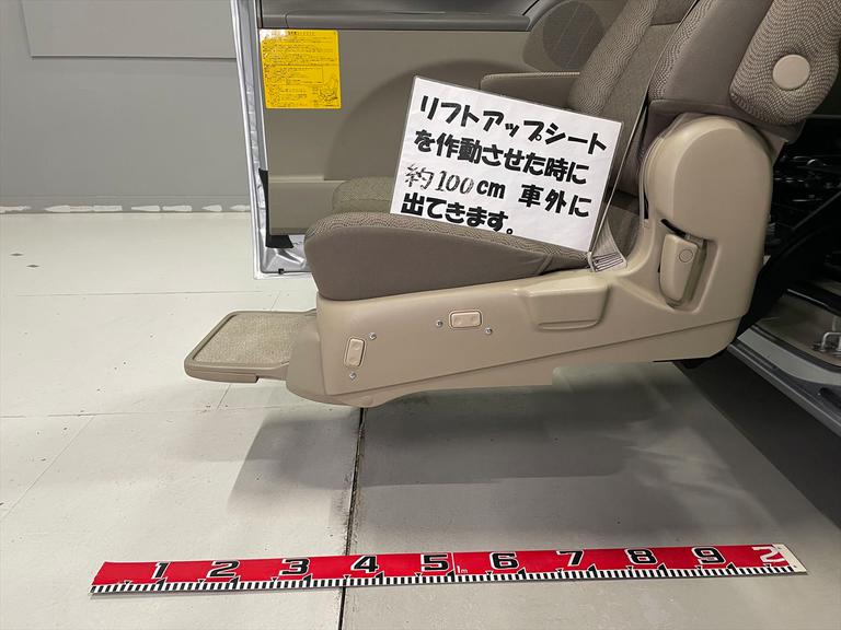 リフトアップシートを作動させた時に約100cm車外に出てきます。