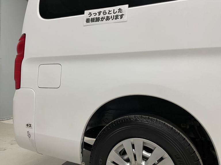 うっすらとした看板跡、キズがあります