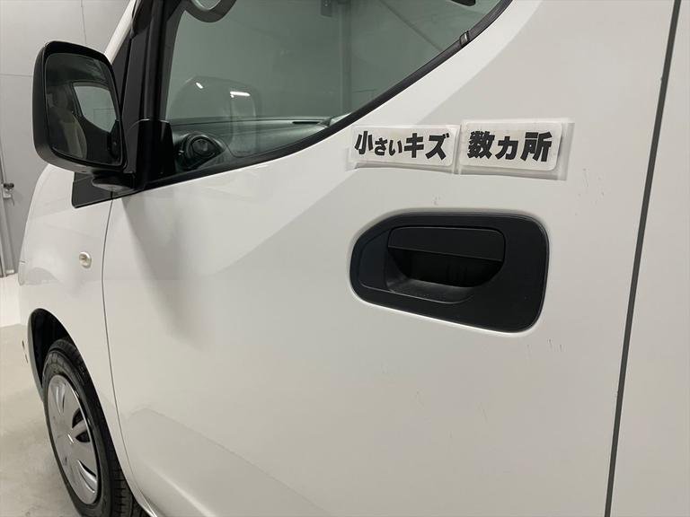小さいキズが数ヵ所あります