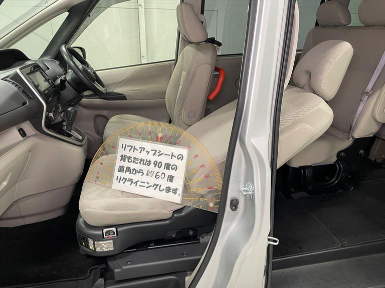 リフトアップシートの背もたれは90度の直角から約60度リクライニングします。