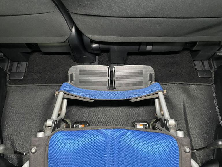 清掃には一切の妥協をしません。福祉装置は分解し清掃を実施。全車両、車専用業務用消臭・除菌剤を使用し、消臭・除菌を行っております。