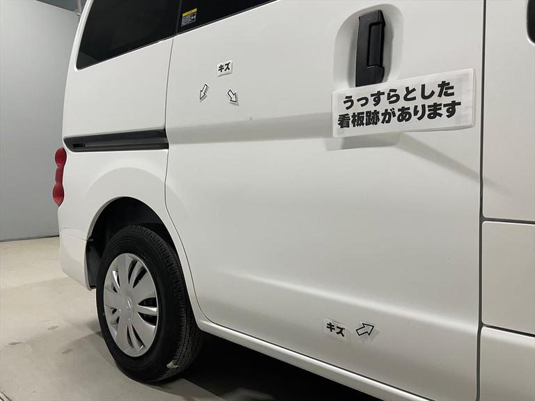 うっすらとした看板跡、キズが数カ所あります