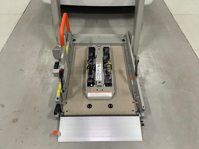 遠方の方でも1年保証付で安心！保証距離：無制限　保証部位：52部位対応！高額修理になるエンジン、ミッションを中心としたトラブルをカバー！あったら「たすかる」中古車保証ライトプラン無料でお付けします！