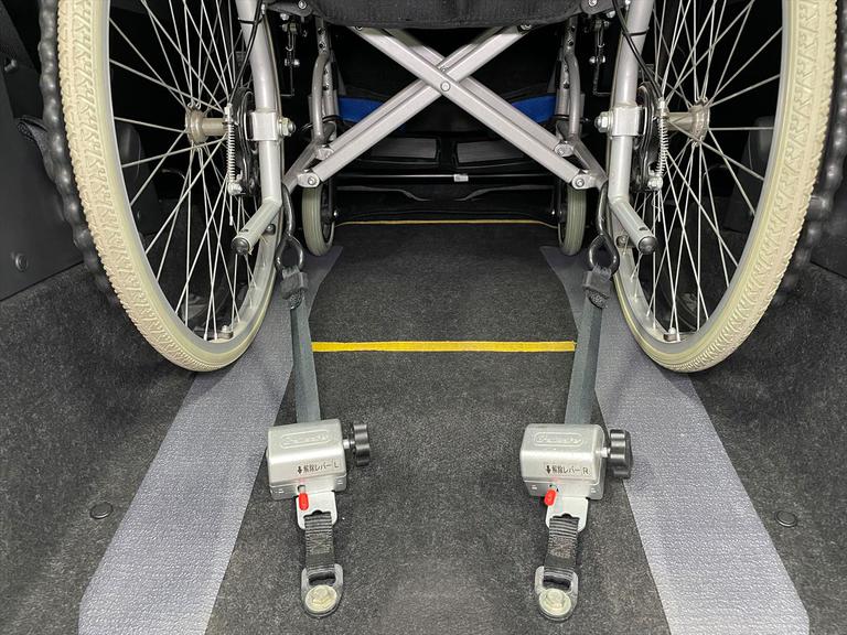 ３段階点検を全車徹底して行います。仕入れ時点検・ご購入頂いた後の点検・福祉車両取扱士スペシャリストによる納車前の最終点検の３段階の車両点検をクリアした車両を納車いたします。