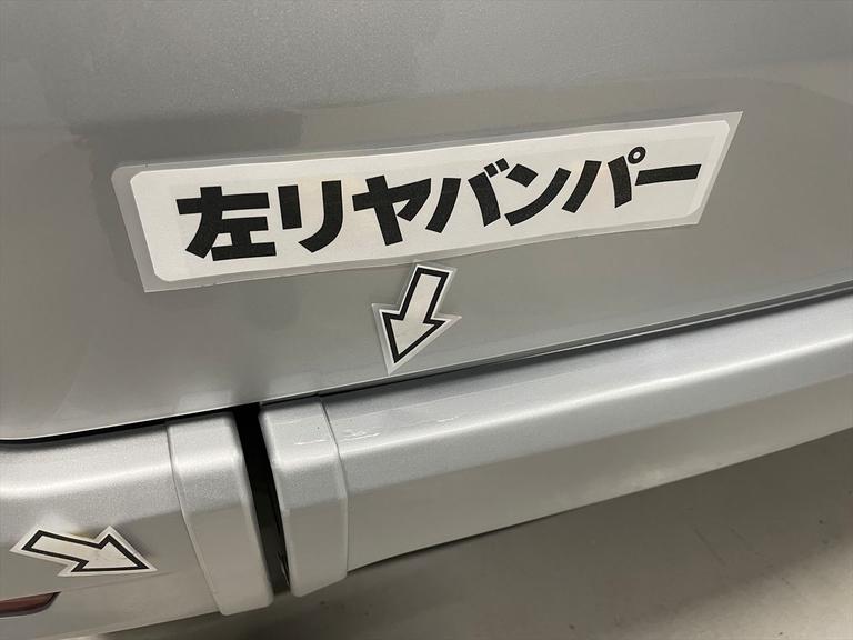 左リヤバンパーにキズがあります