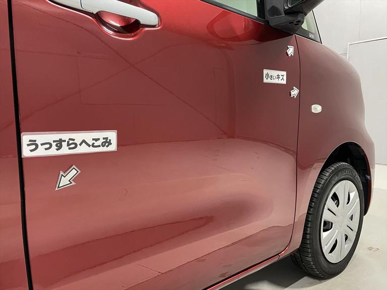うっすらへこみ、小さいキズが数箇所あります