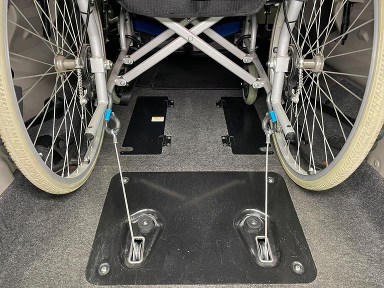 福祉装置の修理・点検も専門スタッフがサポート。遠方の方には福祉車両取扱士の資格を持つ近隣整備工場をご紹介します。(車いす固定装置、ストレッチャー対応も)