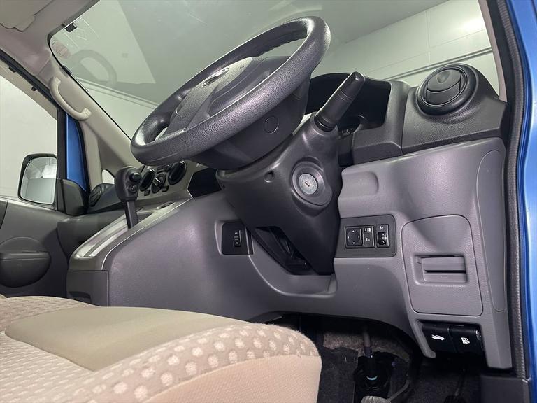 福祉車両は車イスの形状や身長、体格に合った選び方が大切です。車椅子のまま乗れる車など、お持ちの車イスを実際に乗せて試すことが可能ですので、ぜひご持参ください。