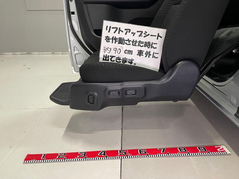 リフトアップシートを作動させた時に約90cm車外に出てきます。
