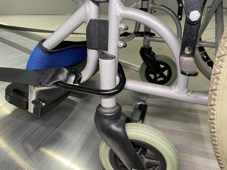 清掃には一切の妥協をしません。福祉装置は分解し清掃を実施。全車両、車専用業務用消臭・除菌剤を使用し、消臭・除菌を行っております。