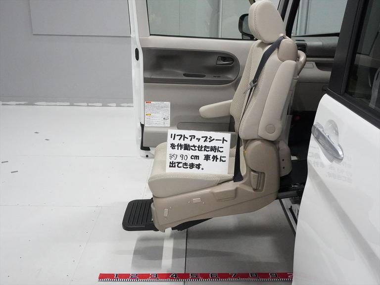 リフトアップシートを作動させた時に約90cm車外に出てきます。