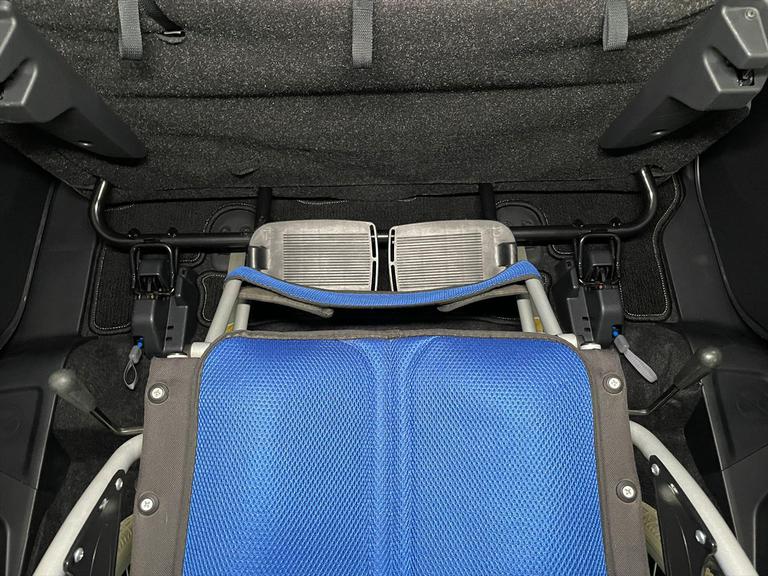 清掃には一切の妥協をしません。福祉装置は分解し清掃を実施。全車両、車専用業務用消臭・除菌剤を使用し、消臭・除菌を行っております。
