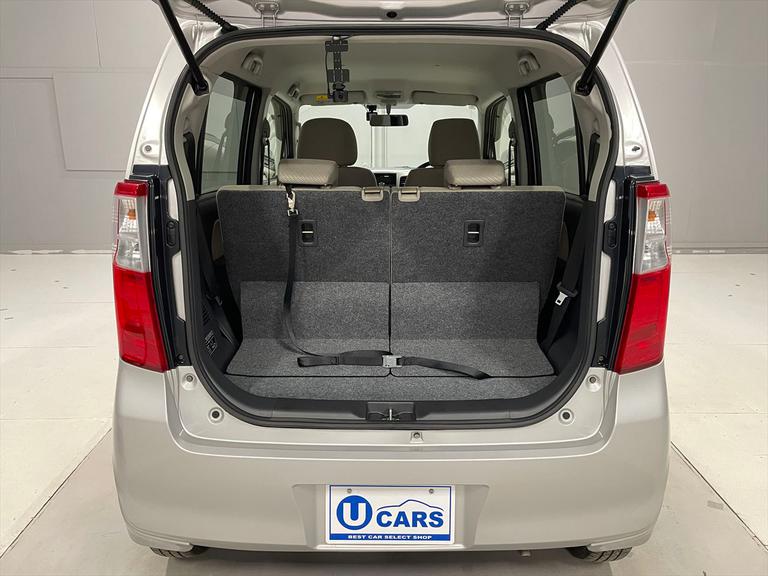 清掃に妥協なし。架装装置も分解し清掃・点検を実施。介護車両の車いす固定装置まで美しく整備しお届けします。