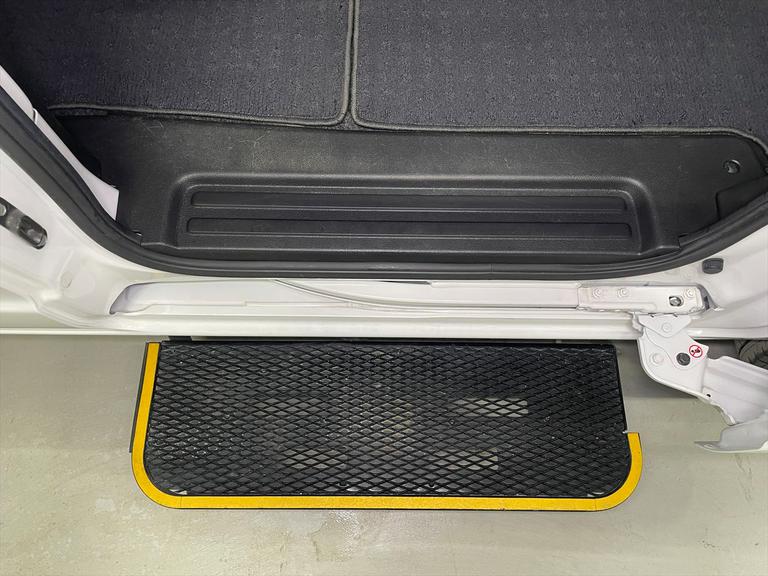 清掃には一切の妥協をしません。福祉装置は分解し清掃を実施。全車両、車専用業務用消臭・除菌剤を使用し、消臭・除菌を行っております。