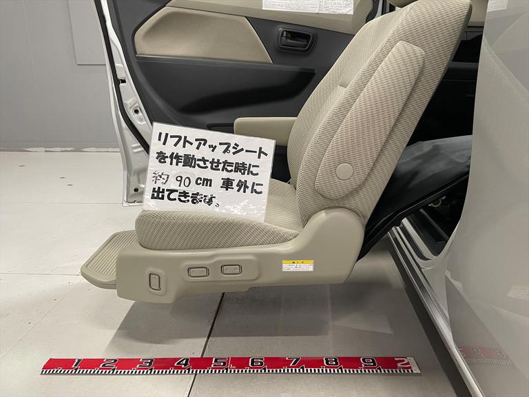 リフトアップシートを作動させた時に約90cm車外に出てきます。