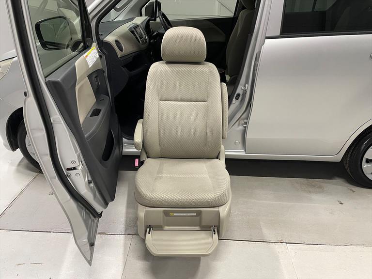 福祉車両の代車も豊富にご用意しています。車椅子のまま乗れる車や、車いす複数対応車もございますので、お気軽にご相談ください。