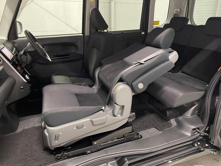 福祉車両の安全な乗り方から緊急回避方法までお伝えします。車椅子のまま乗れる車の操作もご安心ください。大変ご好評いただいております。