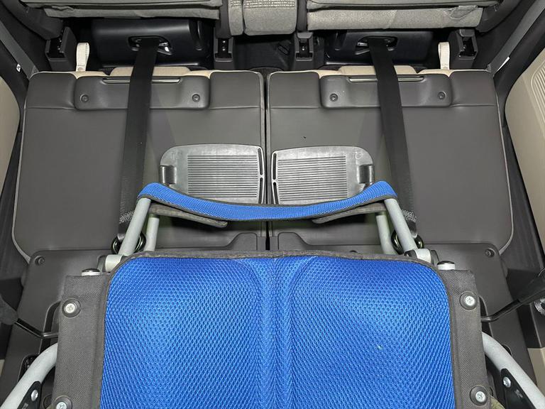 清掃には一切の妥協をしません。福祉装置は分解し清掃を実施。全車両、車専用業務用消臭・除菌剤を使用し、消臭・除菌を行っております。