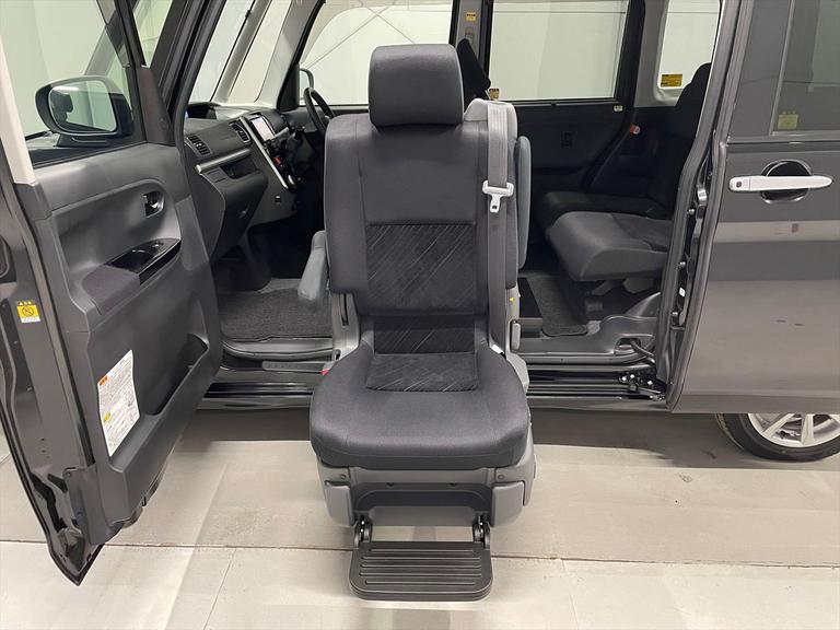 福祉車両の代車も豊富にご用意しています。車椅子のまま乗れる車や、車いす複数対応車もございますので、お気軽にご相談ください。