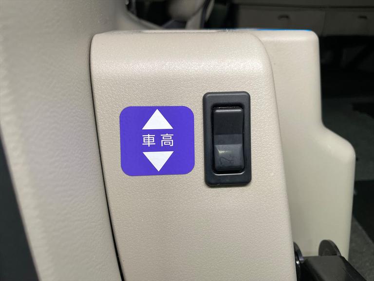 福祉車両は車イスの形状や身長、体格に合った選び方が大切です。車椅子のまま乗れる車など、お持ちの車イスを実際に乗せて試すことが可能ですので、ぜひご持参ください。