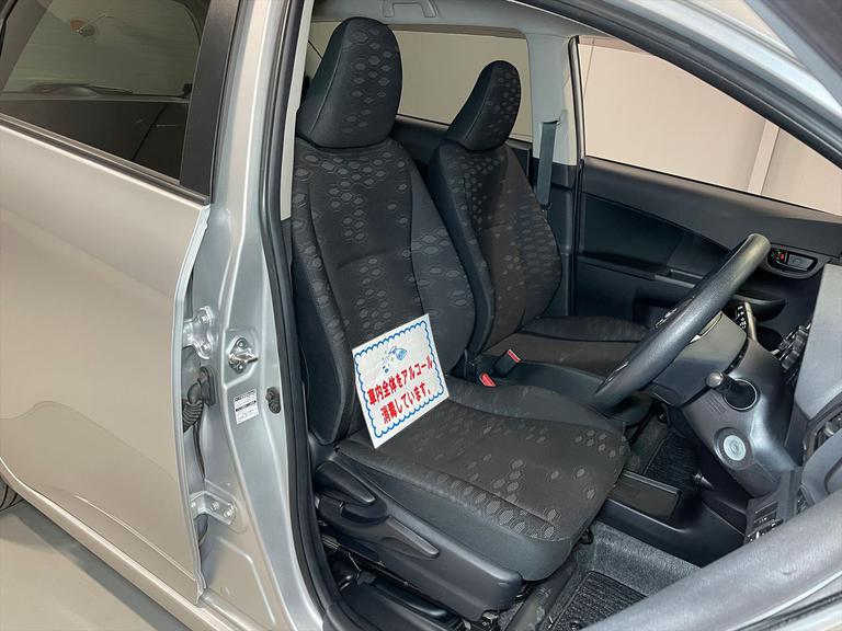 車内全体をアルコール消毒しています。