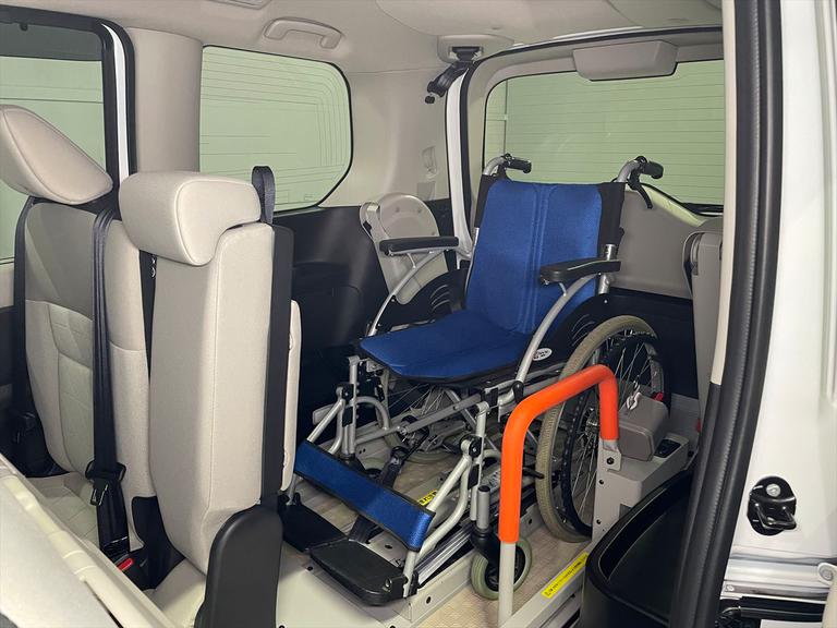 福祉装置の修理や点検メンテナンスも行います。福祉車両整備資格を取得した専門スタッフがご購入後もサポート。遠方の方には、福祉車両取扱士の資格を持つ近隣の整備工をご紹介いたします。