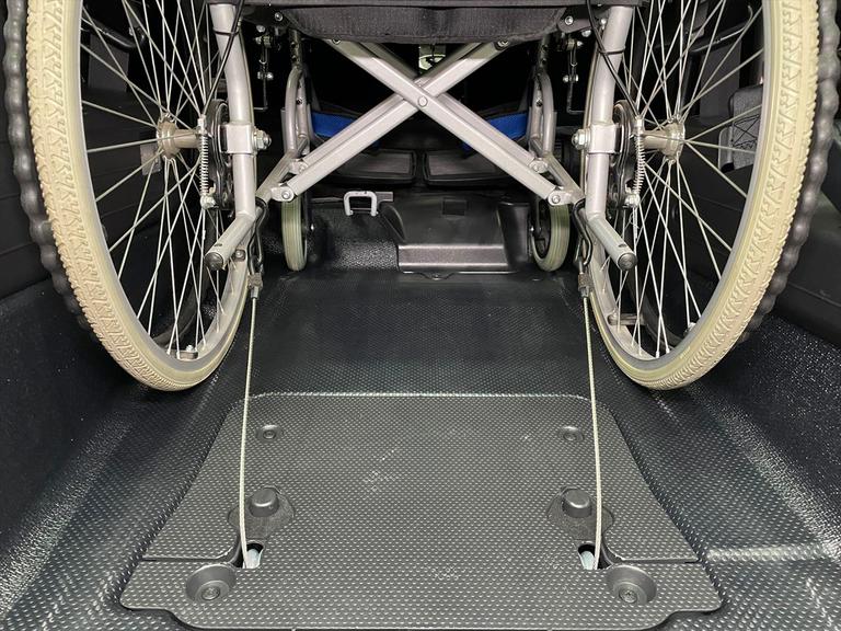 ３段階点検を全車徹底して行います。仕入れ時点検・ご購入頂いた後の点検・福祉車両取扱士スペシャリストによる納車前の最終点検の３段階の車両点検をクリアした車両を納車いたします。