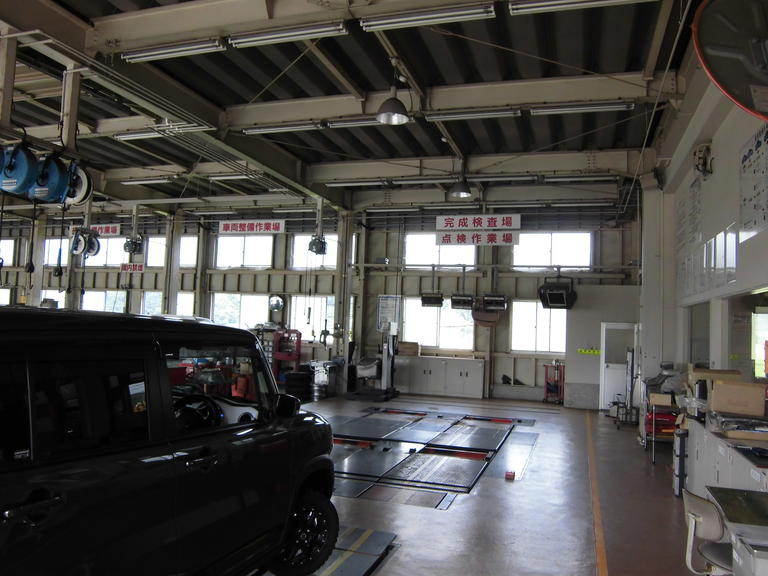 当店は民間車検工場で、自社板金工場も完備しております。