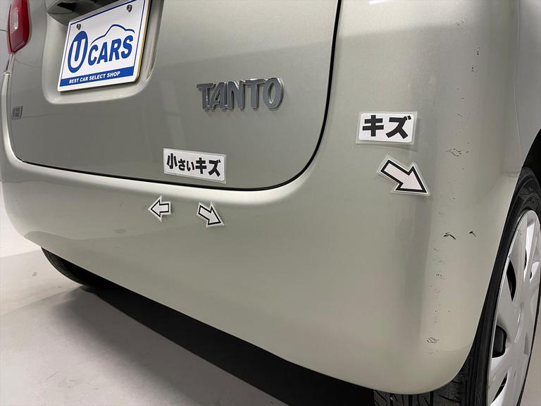 小さいキズが数カ所、キズがあります