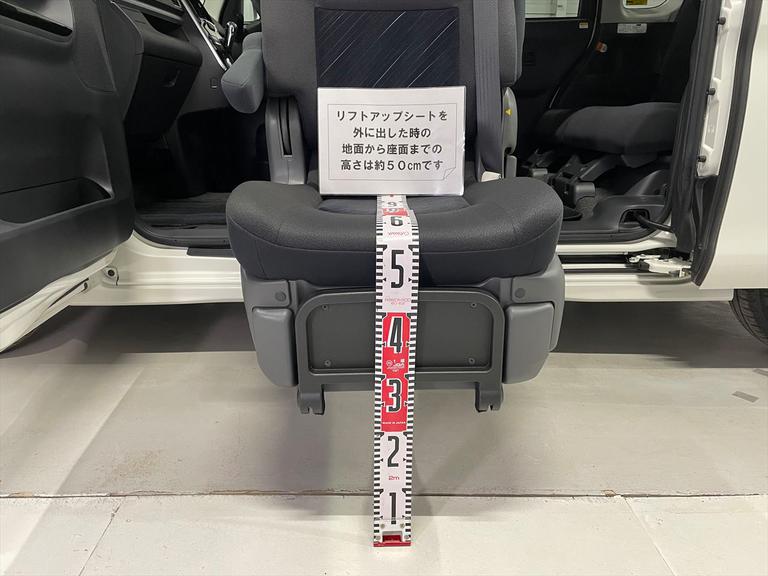 リフトアップシートを外に出した時の地面から座面までの高さは約50cmです