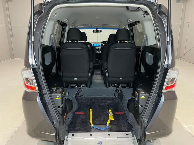 清掃には一切の妥協をしません。福祉装置は分解し清掃を実施。全車両、車専用業務用消臭・除菌剤を使用し、消臭・除菌を行っております。