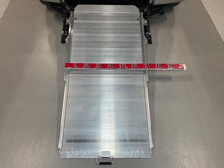 安心の２４時間３６５日の全国対応ロードサービスが受けられます。保証費用は本体価格に含まれています。詳細については、スタッフにご確認をお願い致します。