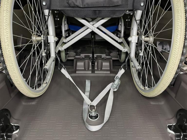 ３段階点検を全車徹底して行います。仕入れ時点検・ご購入頂いた後の点検・福祉車両取扱士スペシャリストによる納車前の最終点検の３段階の車両点検をクリアした車両を納車いたします。