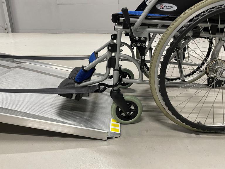 福祉装置の修理や点検メンテナンスも行います。福祉車両整備資格を取得した専門スタッフがご購入後もサポート。遠方の方には、福祉車両取扱士の資格を持つ近隣の整備工をご紹介いたします。