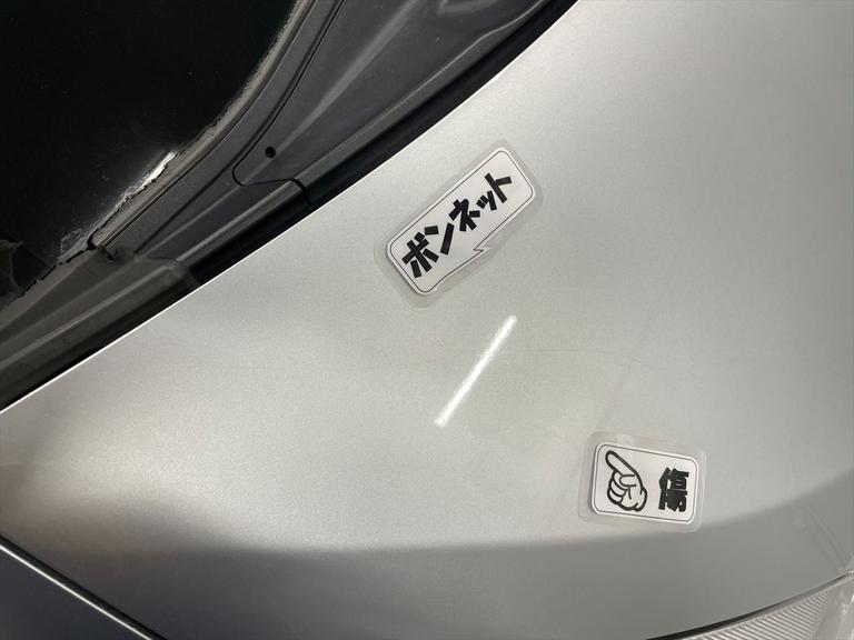 ボンネットに傷があります