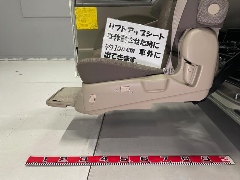リフトアップシートを作動させた時に約100cm車外に出てきます。
