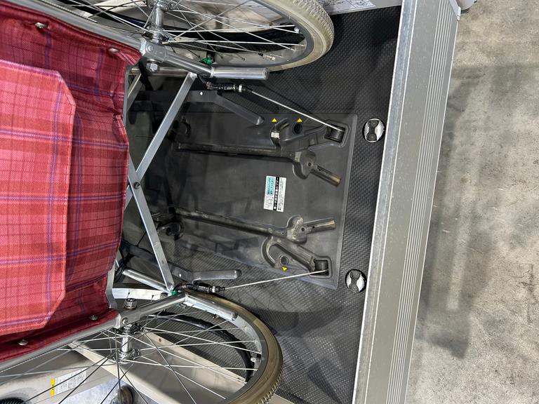 車いす固定器具