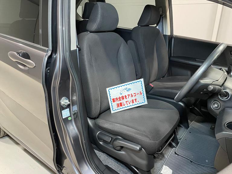 車内全体をアルコール消毒しています。