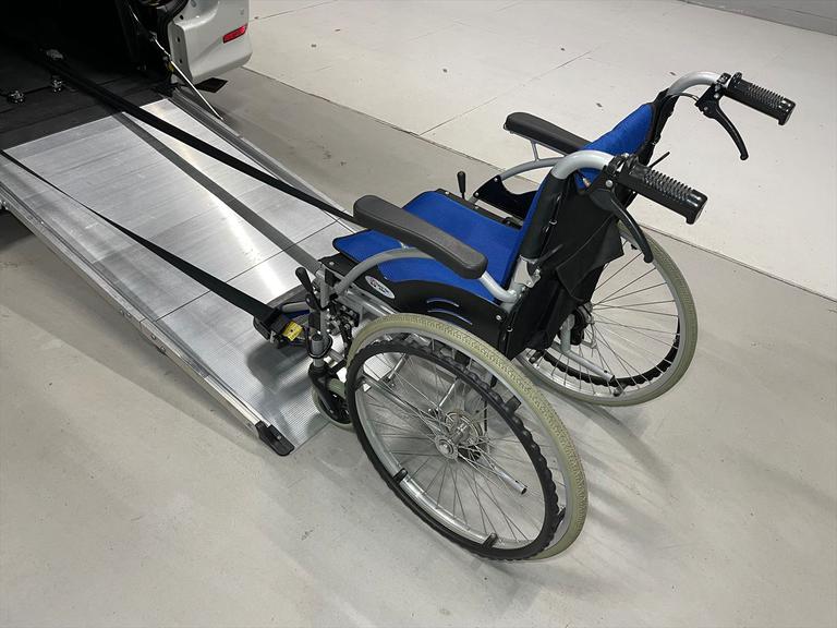 当社は福祉車両見て・触れて・選べる福祉車両のみを販売・買取する福祉車両専門店です。営業・メンテナンススタッフは福祉車両の有資格者です。福祉車両のことは福祉車両のたすかるにお任せください！